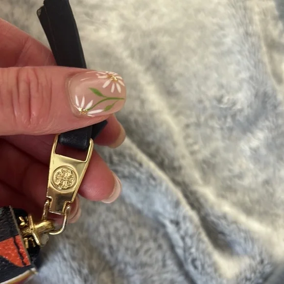 ⭐️SOLD⭐️ EUC Tory Burch Kerrington Diamond Square Zip Around Wallet - Picture 8 of 8